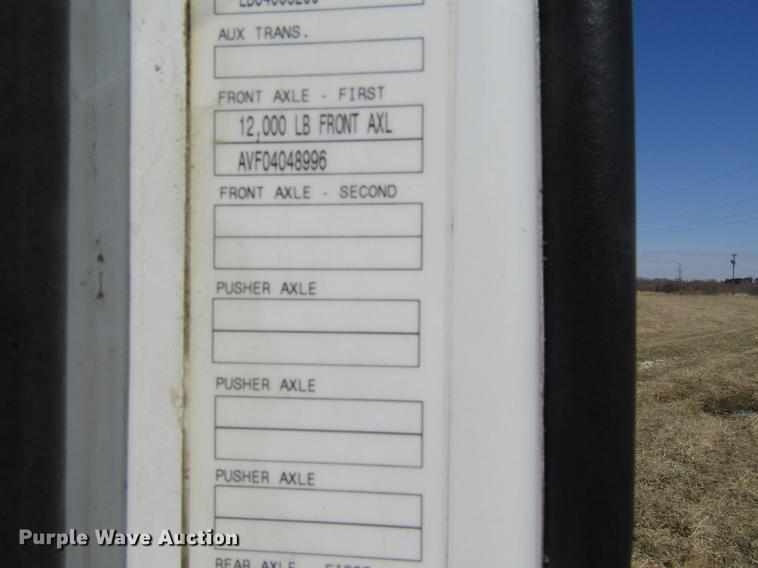 image for item DD7419 2005 Volvo VNL semi truck