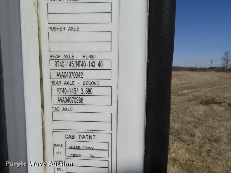 image for item DD7419 2005 Volvo VNL semi truck