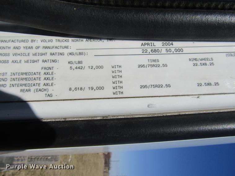 image for item DD7419 2005 Volvo VNL semi truck