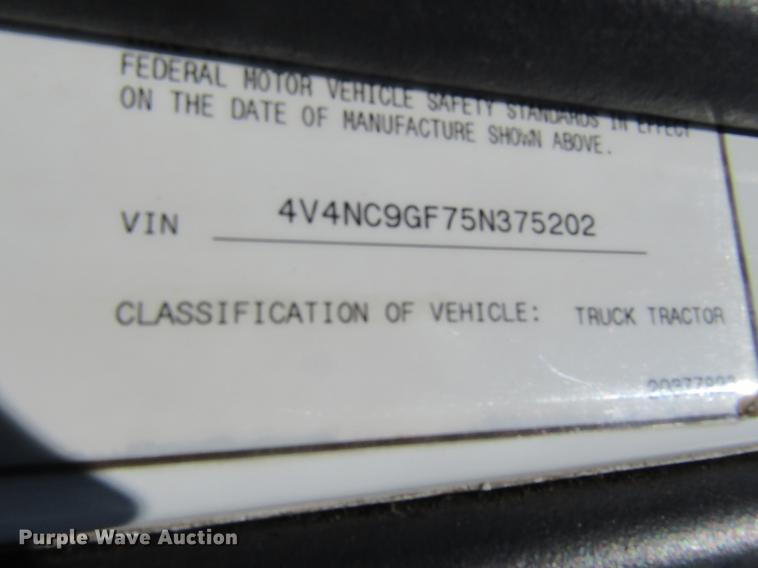 image for item DD7419 2005 Volvo VNL semi truck