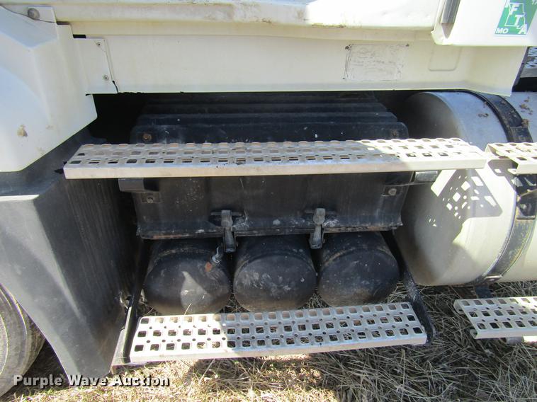 image for item DD7419 2005 Volvo VNL semi truck