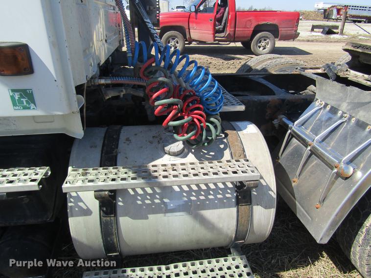 image for item DD7419 2005 Volvo VNL semi truck