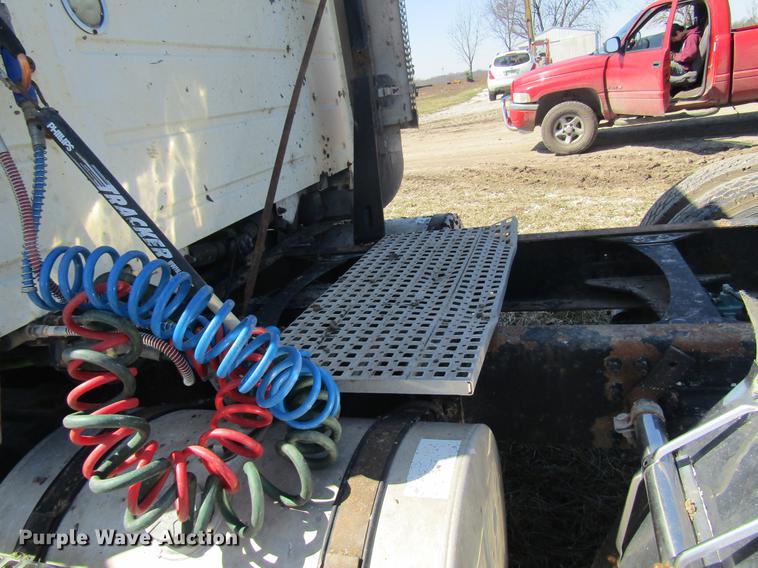 image for item DD7419 2005 Volvo VNL semi truck