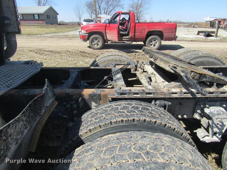 image for item DD7419 2005 Volvo VNL semi truck