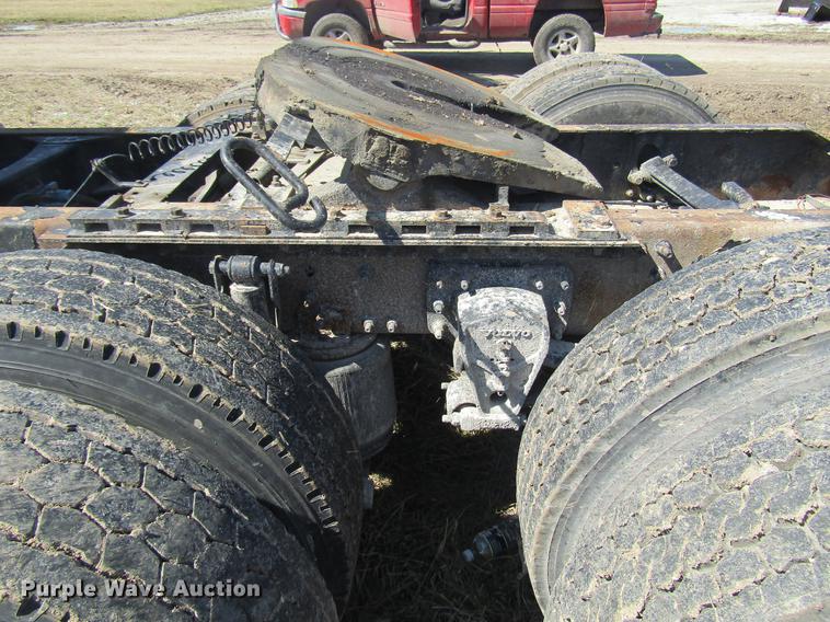 image for item DD7419 2005 Volvo VNL semi truck