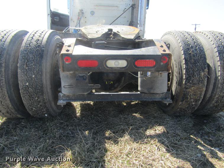 image for item DD7419 2005 Volvo VNL semi truck