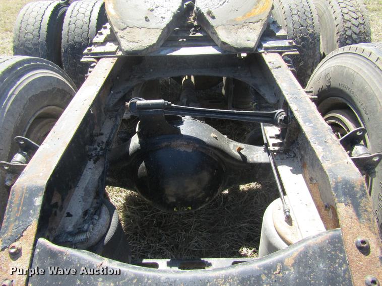 image for item DD7419 2005 Volvo VNL semi truck