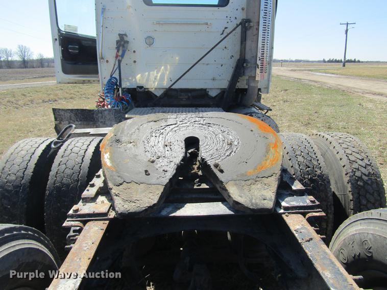 image for item DD7419 2005 Volvo VNL semi truck