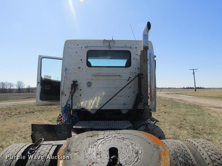 image for item DD7419 2005 Volvo VNL semi truck