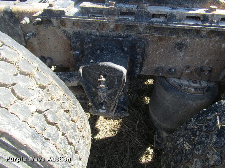 image for item DD7419 2005 Volvo VNL semi truck