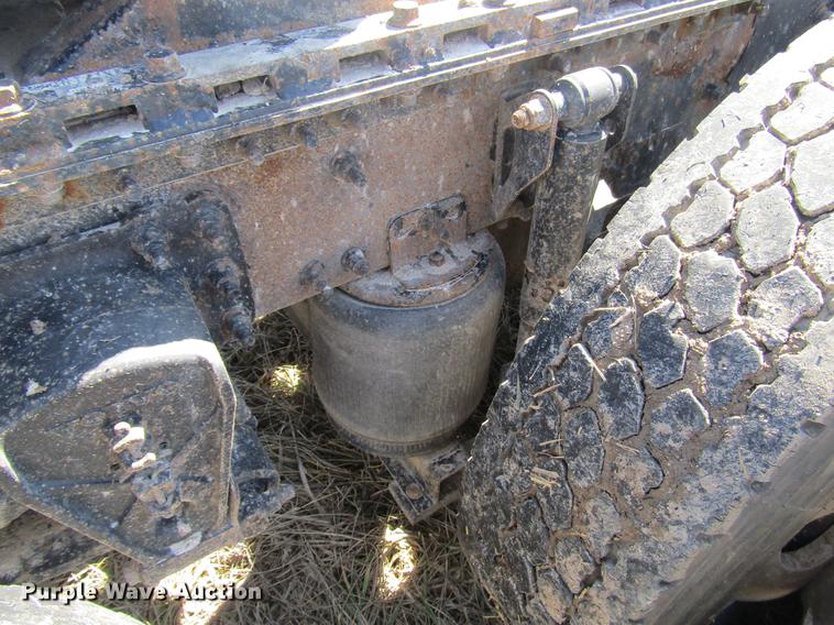 image for item DD7419 2005 Volvo VNL semi truck