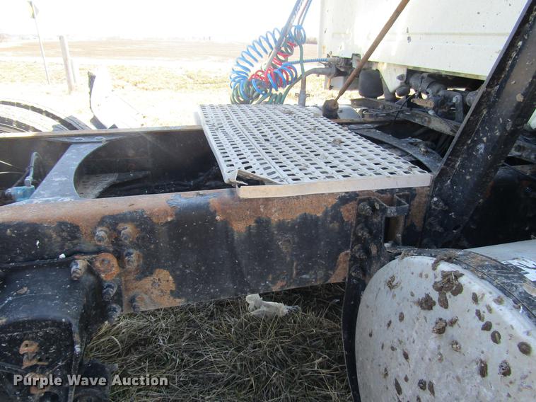 image for item DD7419 2005 Volvo VNL semi truck