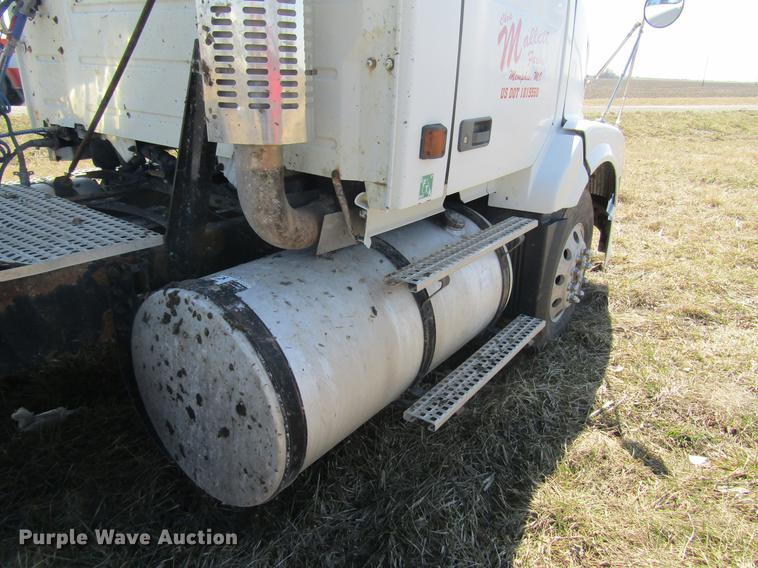image for item DD7419 2005 Volvo VNL semi truck