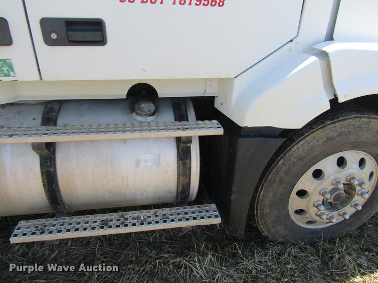 image for item DD7419 2005 Volvo VNL semi truck