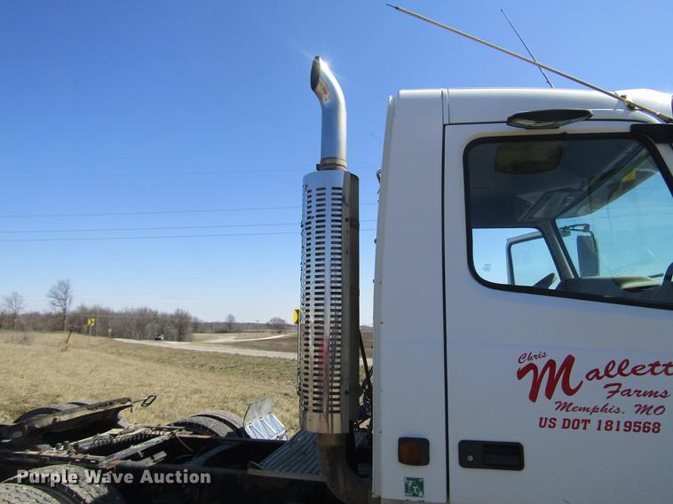 image for item DD7419 2005 Volvo VNL semi truck