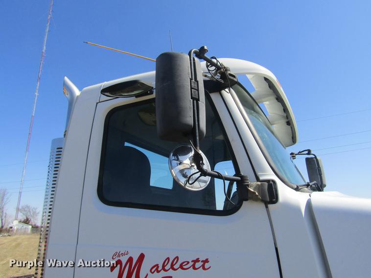 image for item DD7419 2005 Volvo VNL semi truck