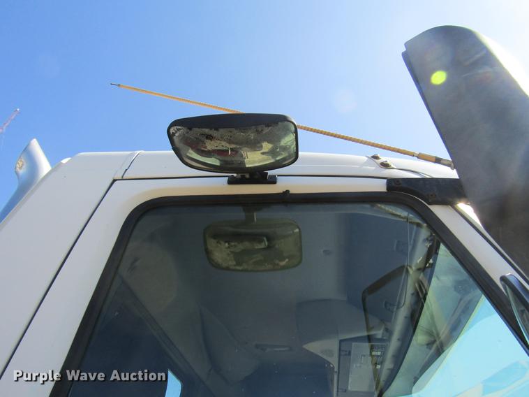 image for item DD7419 2005 Volvo VNL semi truck