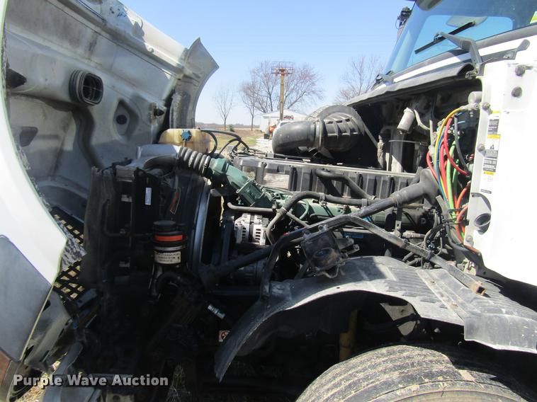 image for item DD7419 2005 Volvo VNL semi truck