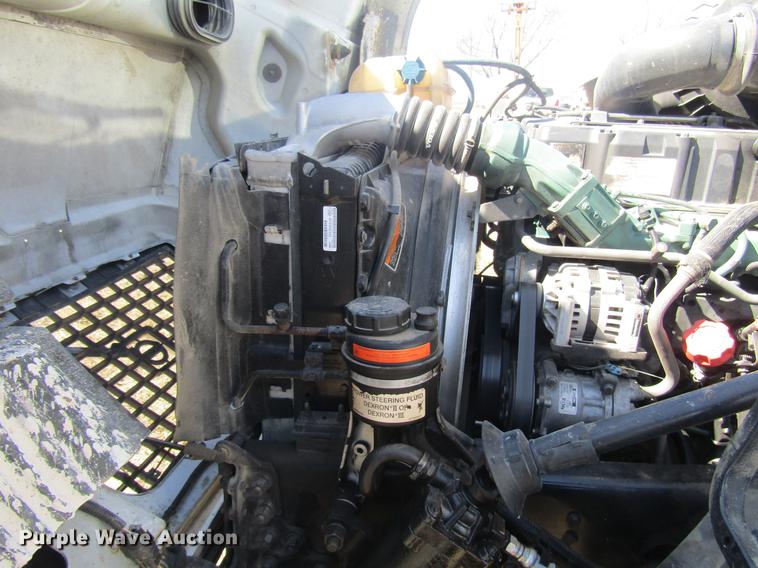 image for item DD7419 2005 Volvo VNL semi truck