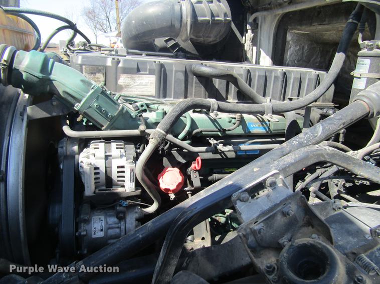 image for item DD7419 2005 Volvo VNL semi truck