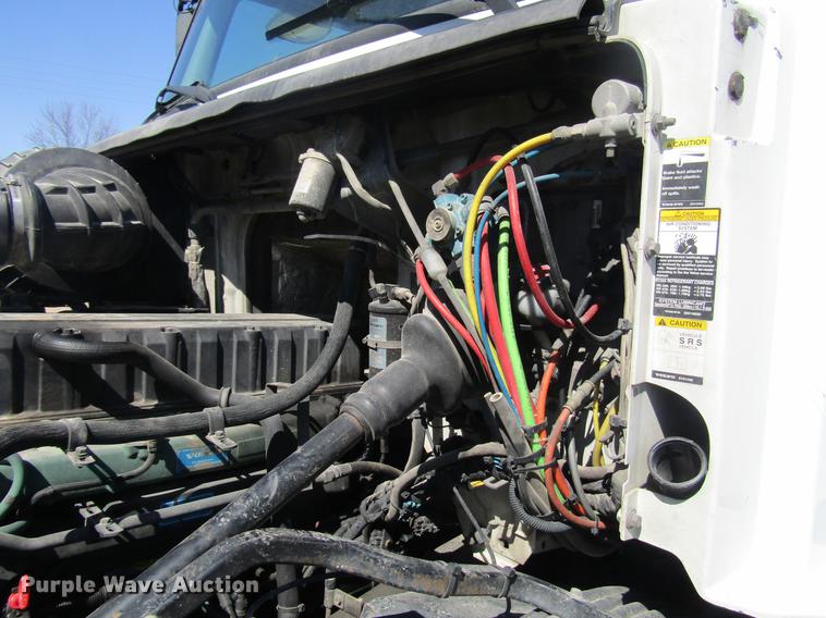 image for item DD7419 2005 Volvo VNL semi truck