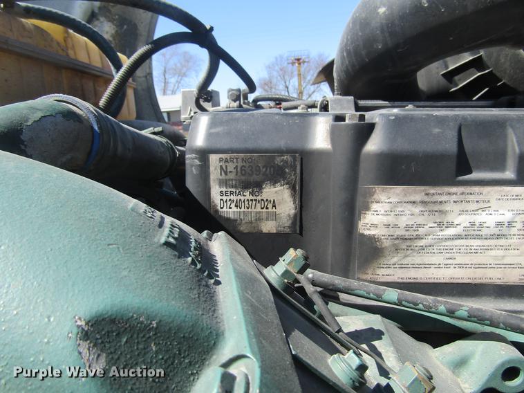 image for item DD7419 2005 Volvo VNL semi truck