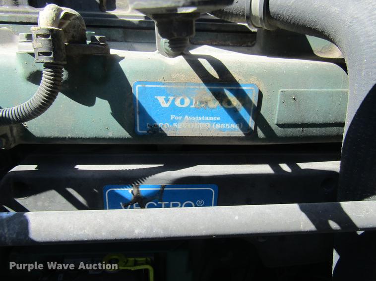 image for item DD7419 2005 Volvo VNL semi truck