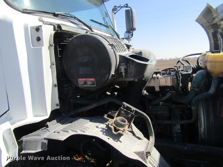 image for item DD7419 2005 Volvo VNL semi truck