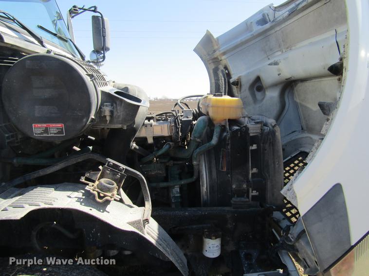 image for item DD7419 2005 Volvo VNL semi truck