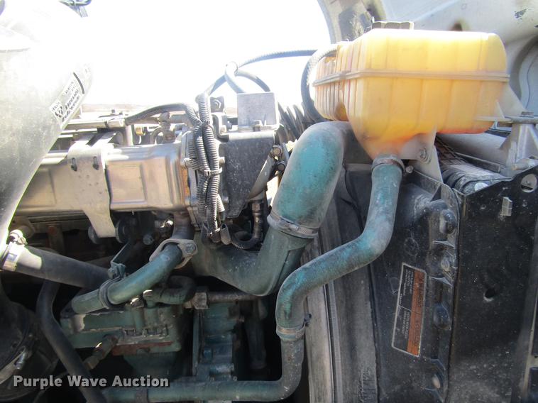 image for item DD7419 2005 Volvo VNL semi truck