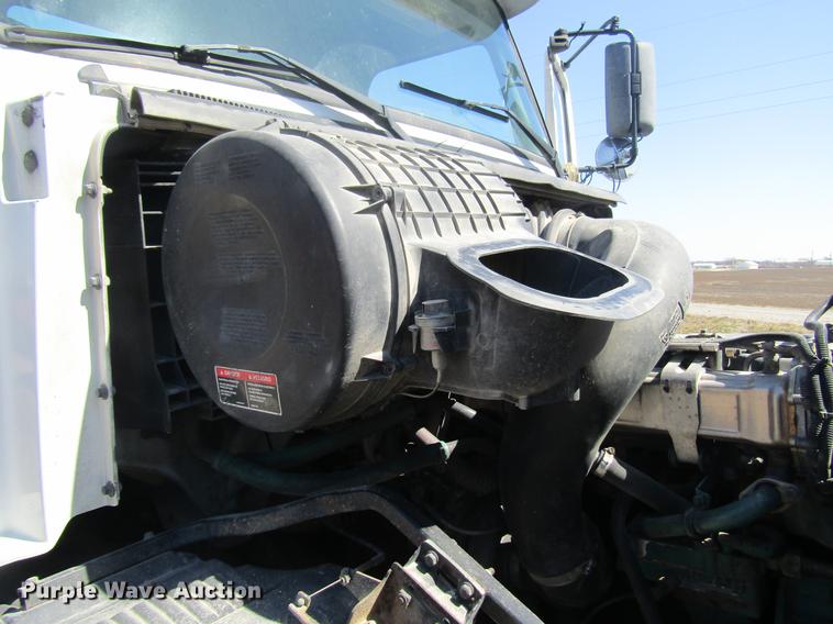 image for item DD7419 2005 Volvo VNL semi truck