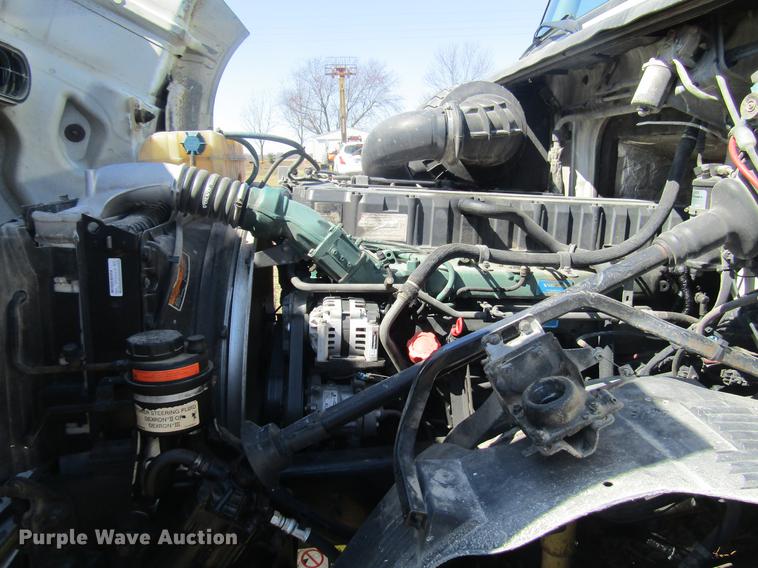 image for item DD7419 2005 Volvo VNL semi truck