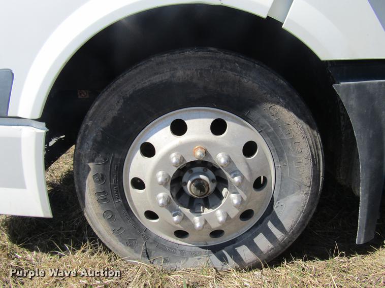 image for item DD7419 2005 Volvo VNL semi truck