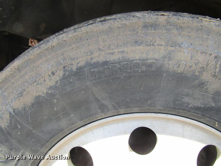 image for item DD7419 2005 Volvo VNL semi truck