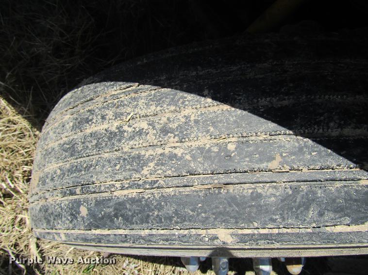 image for item DD7419 2005 Volvo VNL semi truck