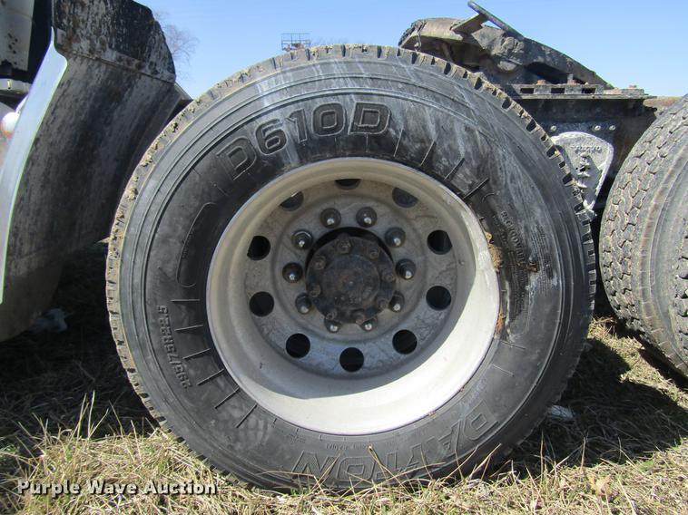 image for item DD7419 2005 Volvo VNL semi truck