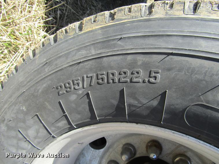 image for item DD7419 2005 Volvo VNL semi truck