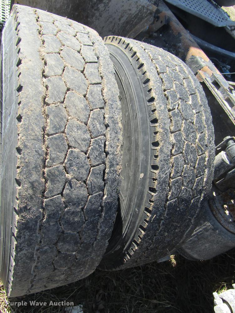 image for item DD7419 2005 Volvo VNL semi truck