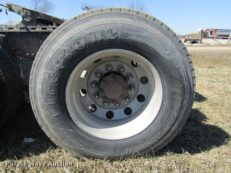 image for item DD7419 2005 Volvo VNL semi truck