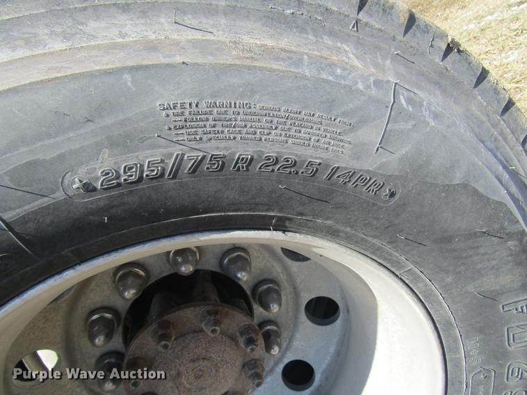 image for item DD7419 2005 Volvo VNL semi truck