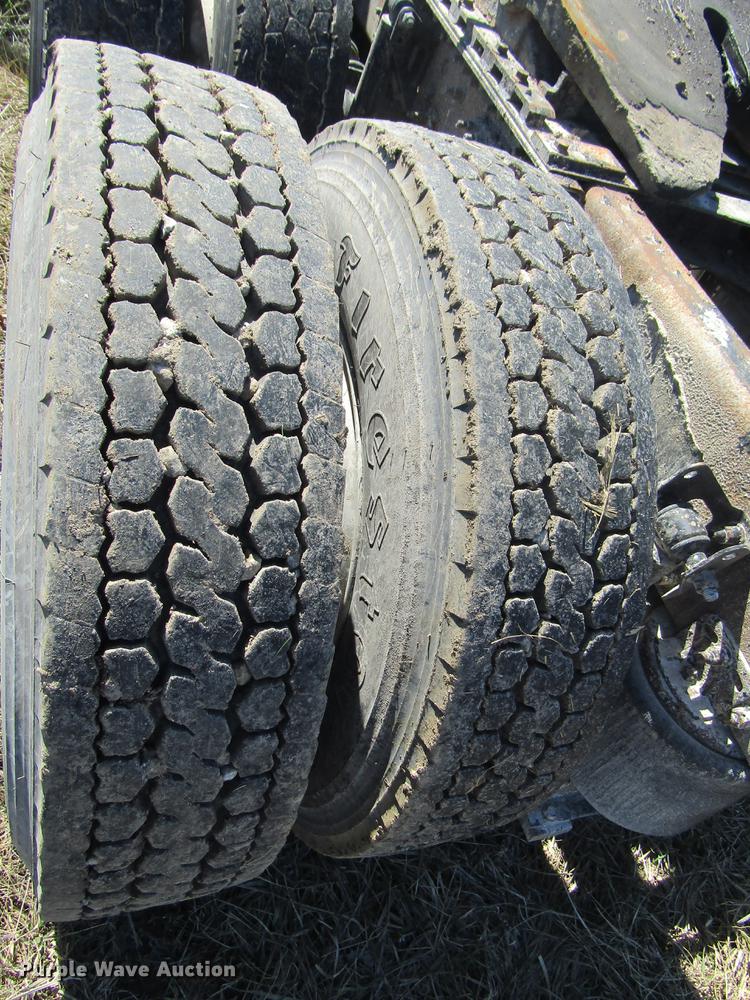 image for item DD7419 2005 Volvo VNL semi truck