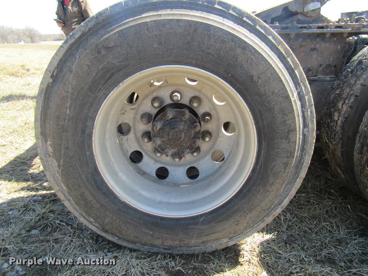 image for item DD7419 2005 Volvo VNL semi truck