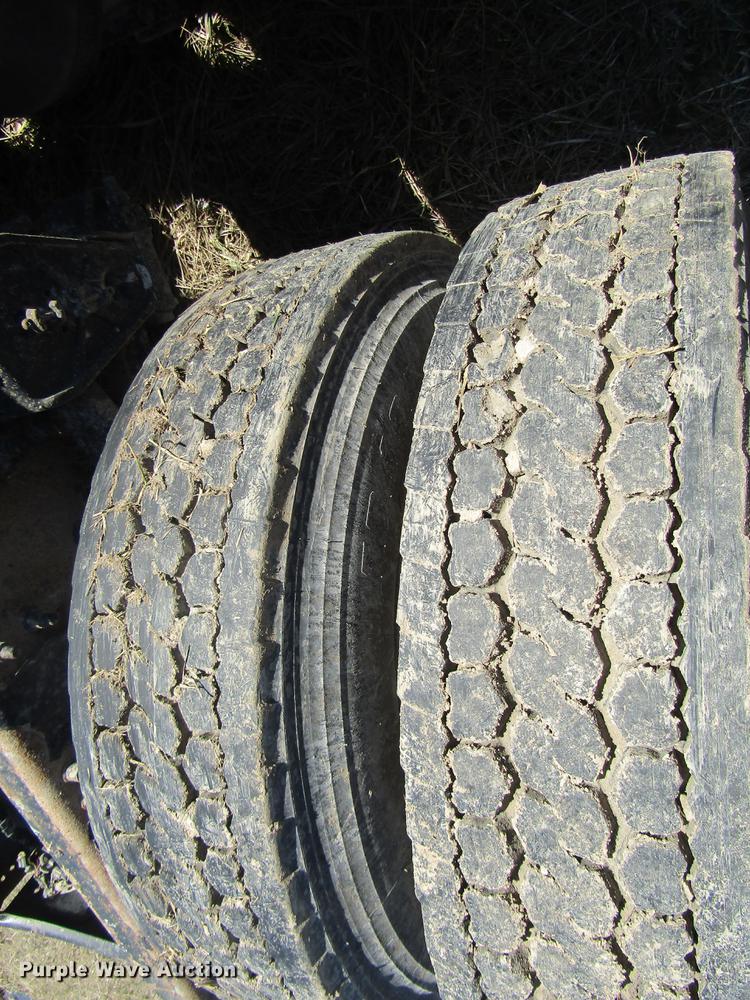 image for item DD7419 2005 Volvo VNL semi truck