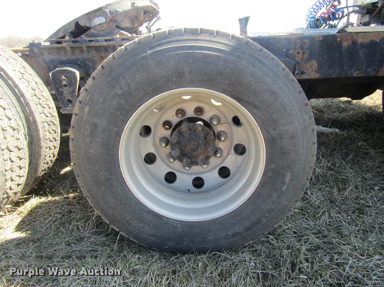 image for item DD7419 2005 Volvo VNL semi truck