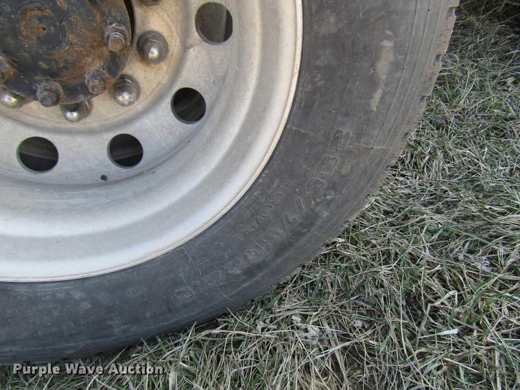 image for item DD7419 2005 Volvo VNL semi truck