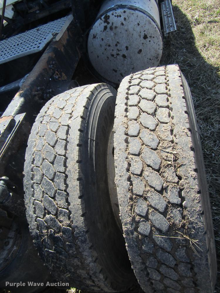 image for item DD7419 2005 Volvo VNL semi truck