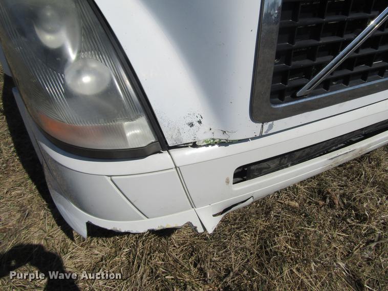image for item DD7419 2005 Volvo VNL semi truck