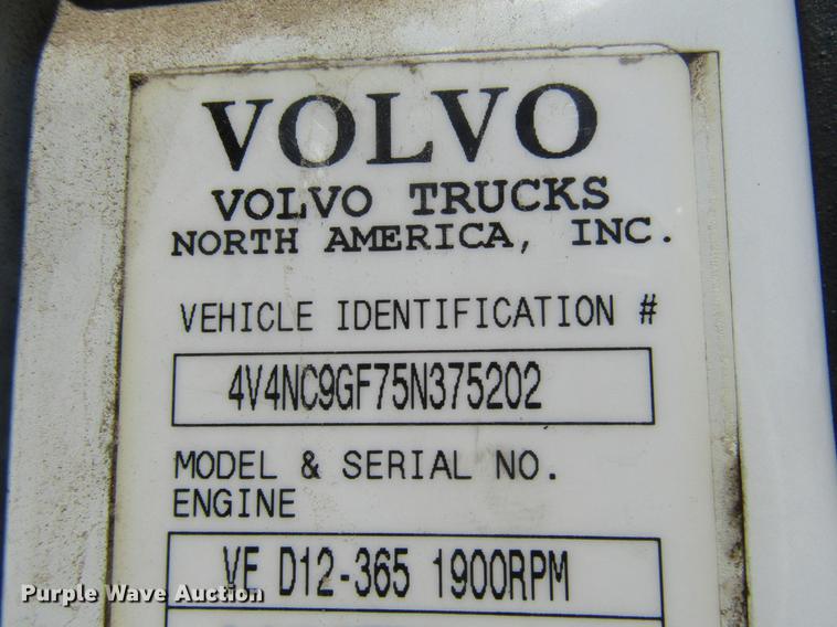 image for item DD7419 2005 Volvo VNL semi truck