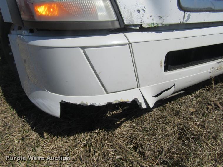 image for item DD7419 2005 Volvo VNL semi truck