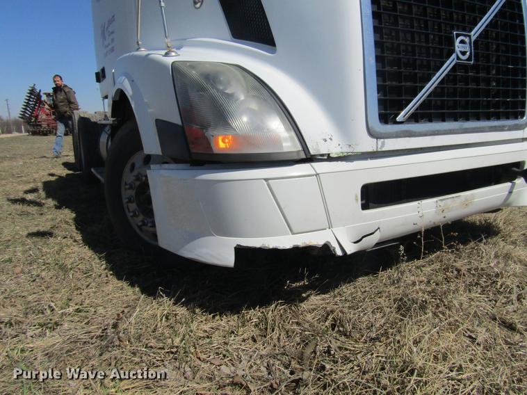 image for item DD7419 2005 Volvo VNL semi truck